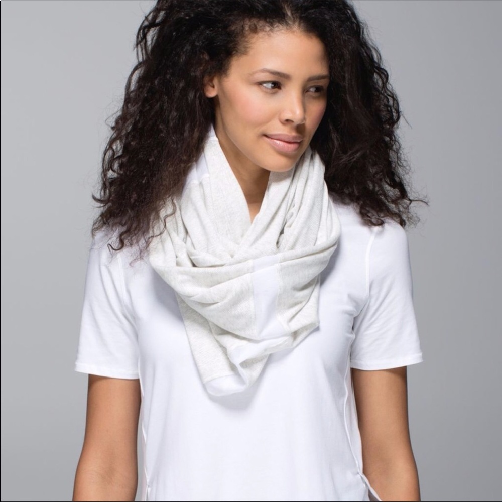 Lululemon Sun Salutation Circle Scarf